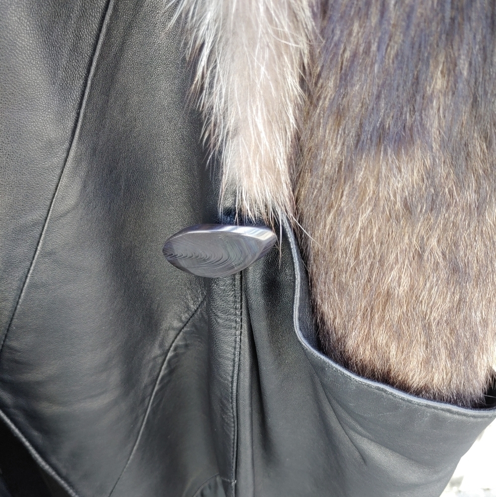 GORGEOUS GENUINE RACCOON FUR/ BLACK GENUINE LEATHER CAR COAT SIZE XL - Picture 8 of 10